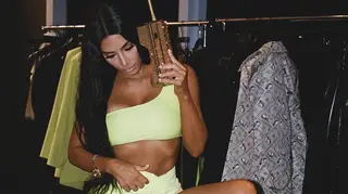 Filho de Kim Kardashian usa máscara do pai