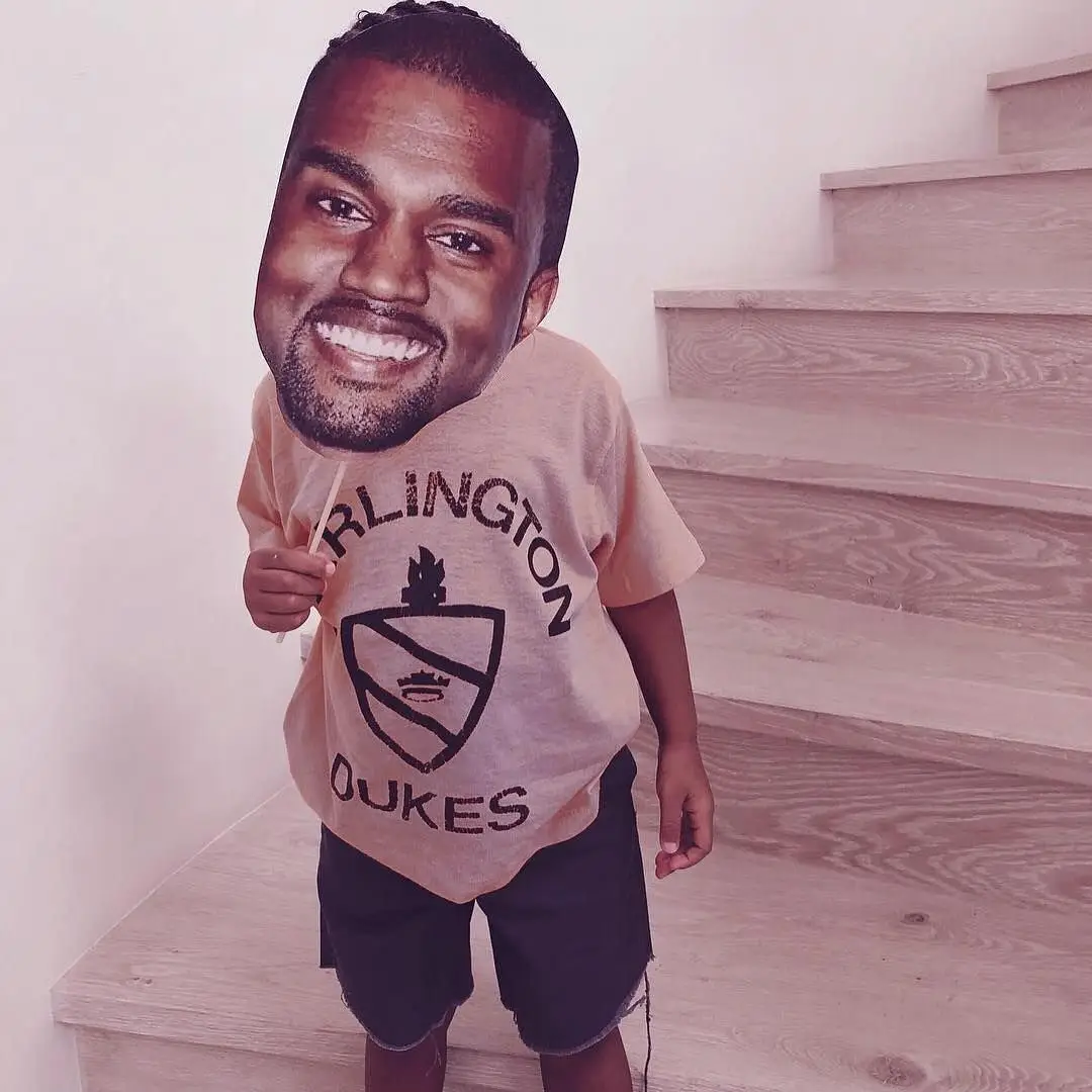 Filho de Kim Kardashian usa máscara do pai