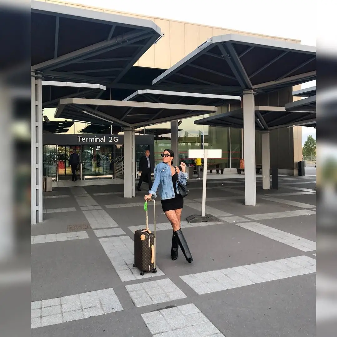 Georgina Rodríguez deslumbra na chegada à Semana da Moda de Paris