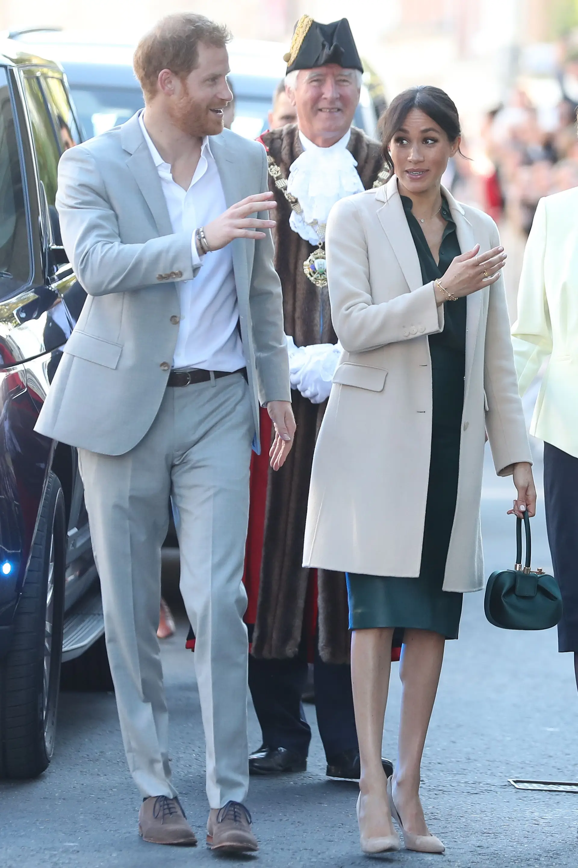 Harry e Meghan recebidos por multidão em Sussex