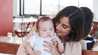 Vídeo: Mia Rose derrete a Internet a cantar para o filho