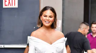 Chrissy Teigen dá banho aos filhos no lavatório