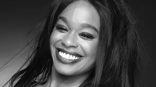 Azealia Banks mostra seios em vídeo