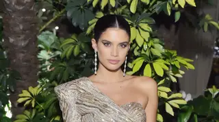 Sara Sampaio deslumbra com vestido ousado