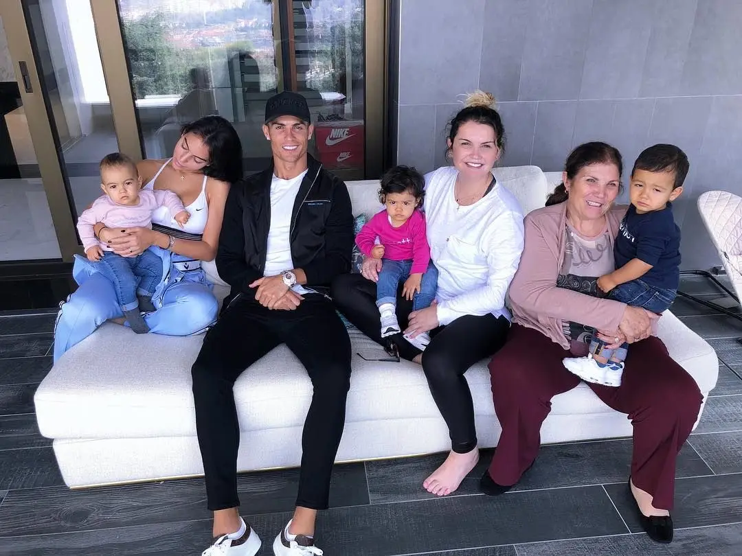 Dolores Aveiro junta-se a Georgina Rodríguez e Cristiano Ronaldo para foto em família
