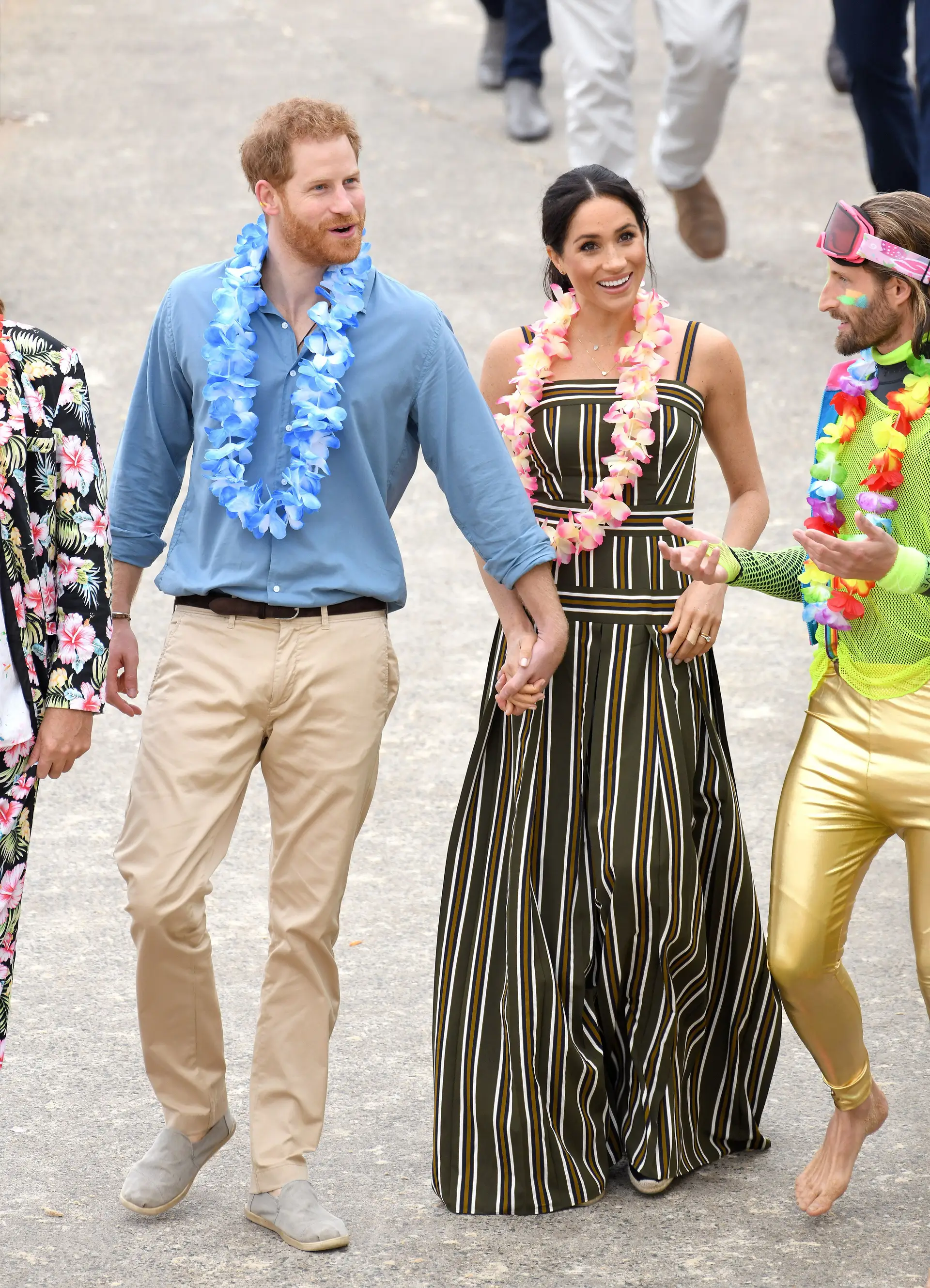 Grávida, descalça e descontraída, Meghan Markle surpreende na praia com Harry