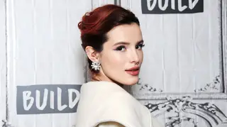 Bella Thorne numa relação polígama: namora com um homem e uma mulher