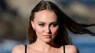 Filha de Johnny Depp fotografada aos beijos com ator