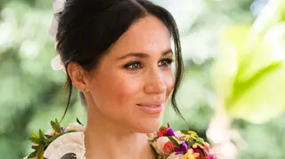 Meghan Markle surpreende com vestido colorido