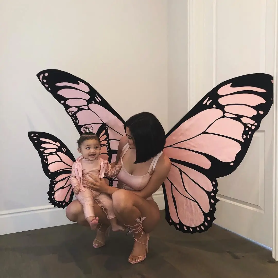 Kylie Jenner e a filha vestidas de igual para o Halloween