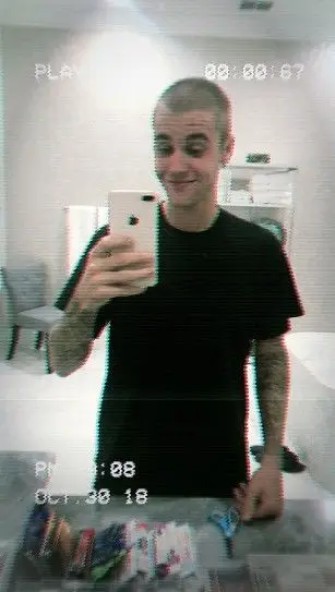 Justin Bieber muda radicalmente de visual e diz adeus ao cabelo