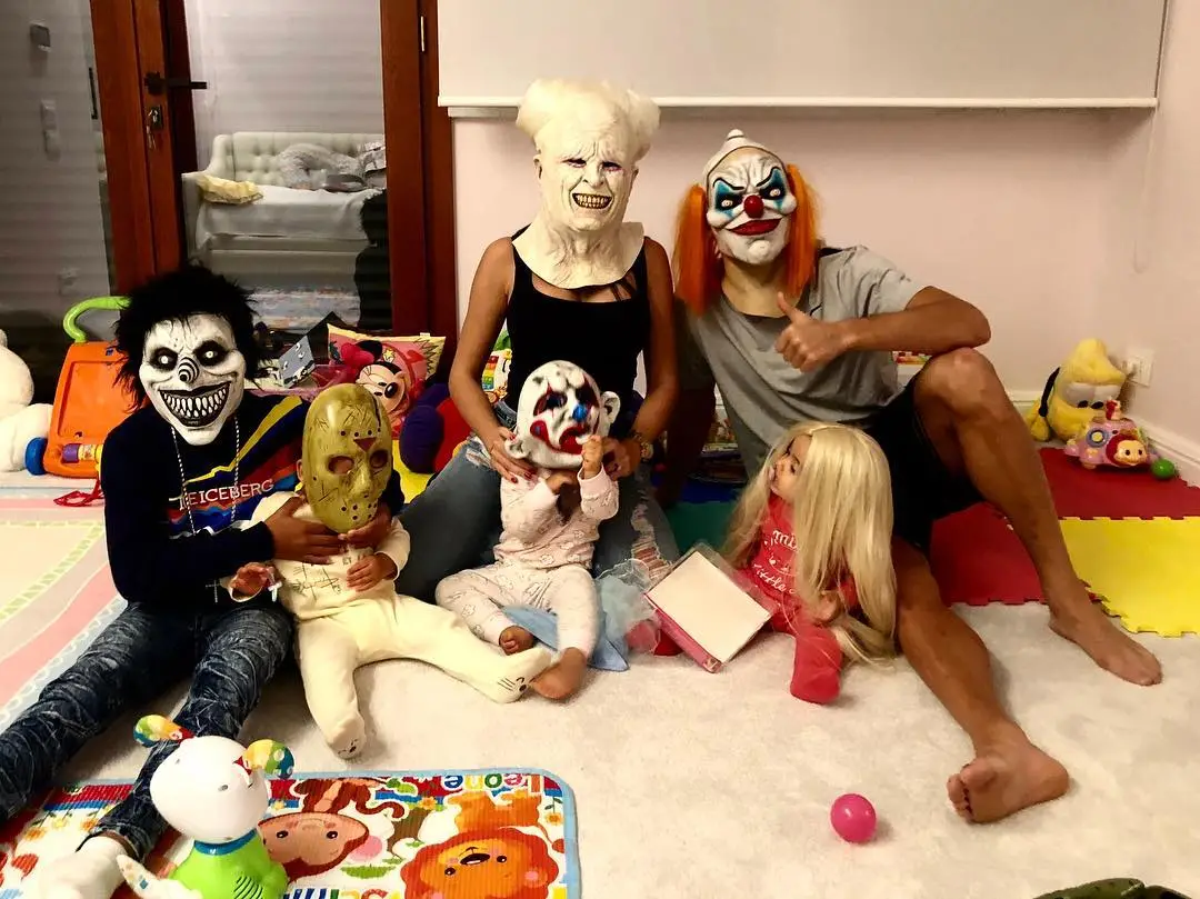As máscaras assustadoras de Cristiano Ronaldo, Georgina e os filhos