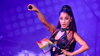 Vídeo: Ariana Grande escorrega em direto no programa de Ellen DeGeneres!