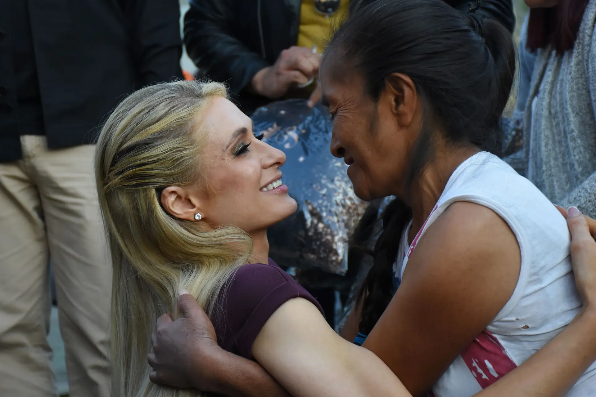 Paris Hilton visita sobreviventes do sismo no México e beija barriga de grávida