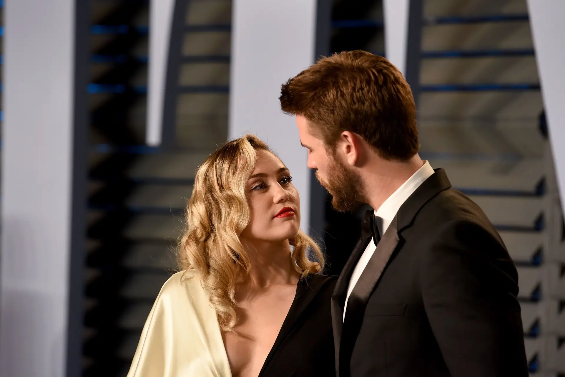 Miley Cyrus e Liam Hemsworth adiam casamento por causa dos incêndios na Califórnia