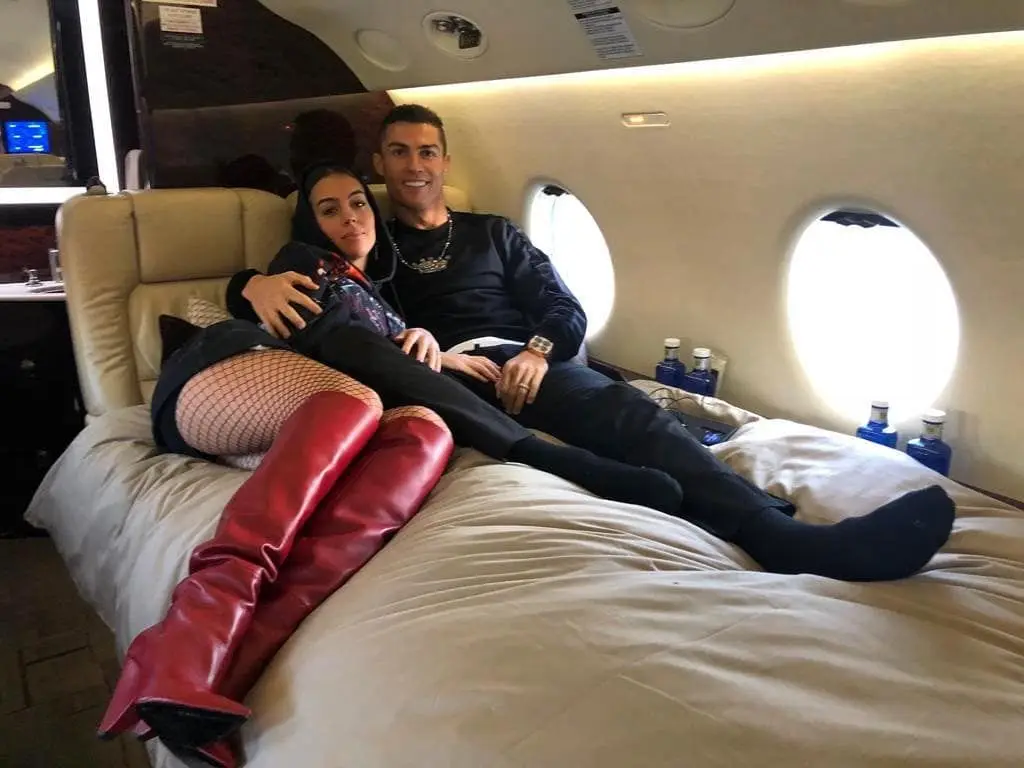 Cristiano Ronaldo e Georgina Rodríguez em momento romântico e luxuoso