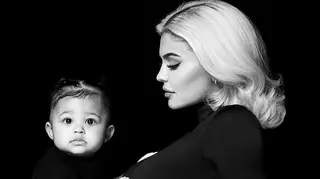 Kylie Jenner mostra-se ao lado da filha de nove meses e do namorado