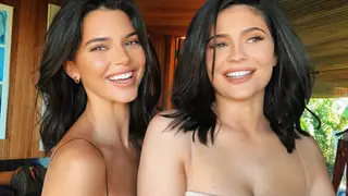 Em biquíni, Kendall Jenner provoca as irmãs por ser a única sem filhos