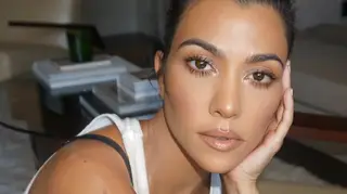 Pose de Kourtney Kardashian lança suspeitas de nova gravidez