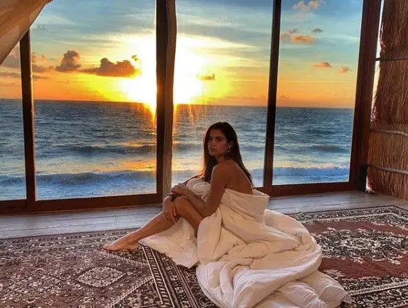 De férias Sara Sampaio partilha fotografia nua, enrolada no cobertor