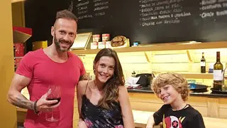 Cláudia Borges mostra o filho derretido com a irmã recém-nascida