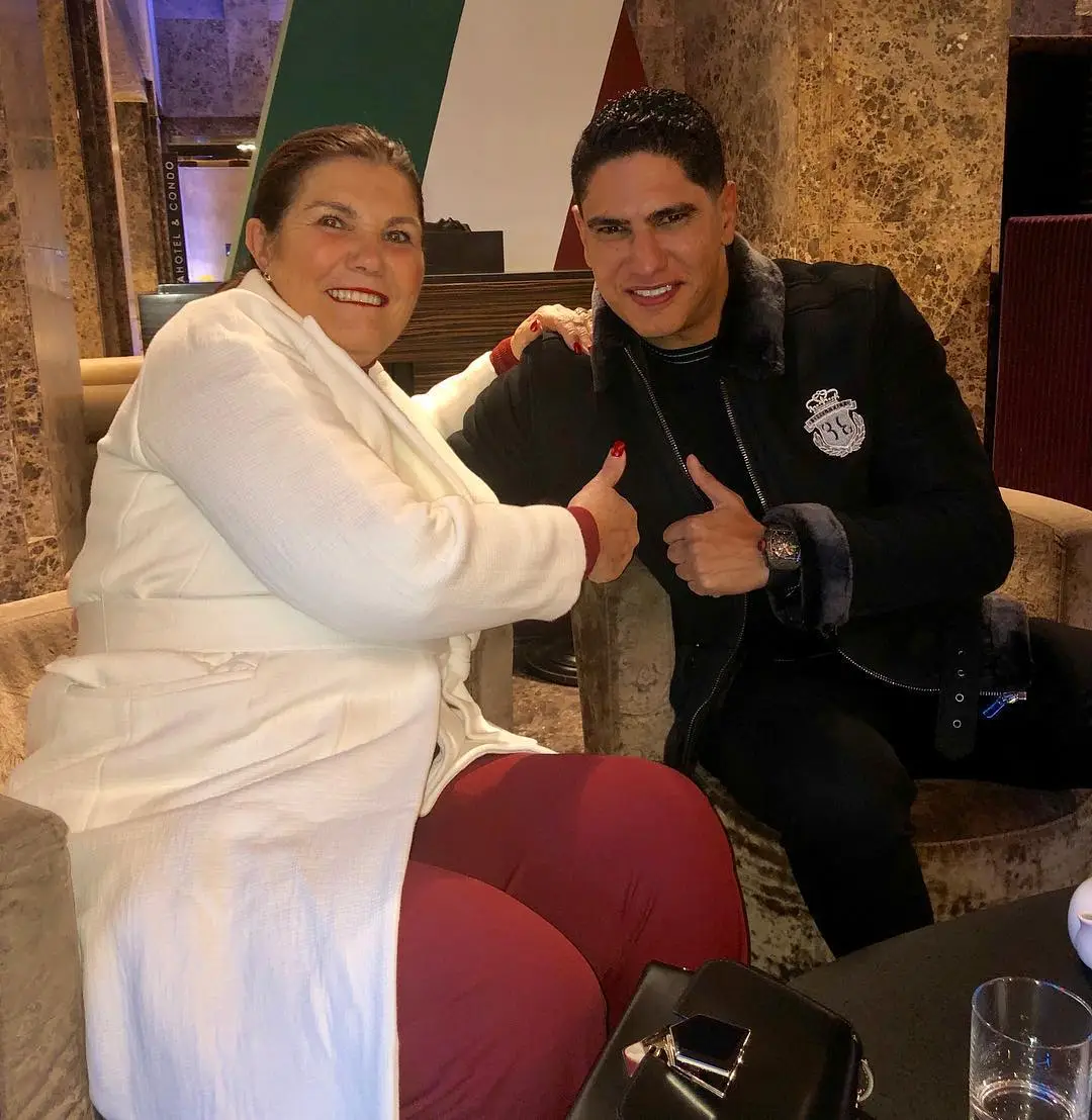 Encontro de Dolores com ex-namorado de Katia Aveiro faz crescer rumores de reconciliação