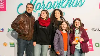 Famosos divertem-se em espetáculo de Natal