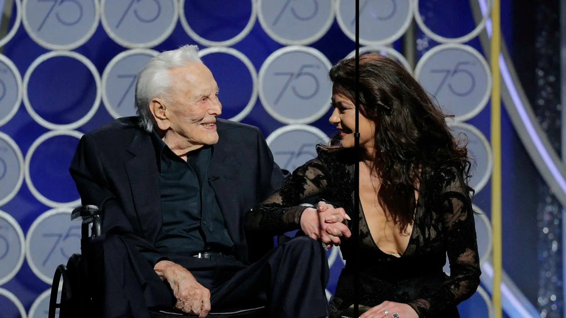 Catherine Zeta-Jones celebra 102º aniversário do sogro