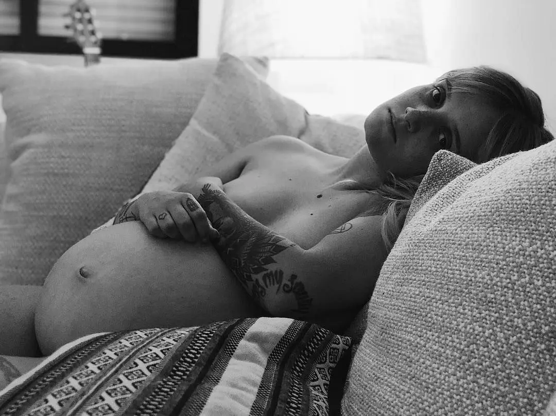 A poucos dias de ser mãe, Carolina Deslandes mostra-se totalmente nua