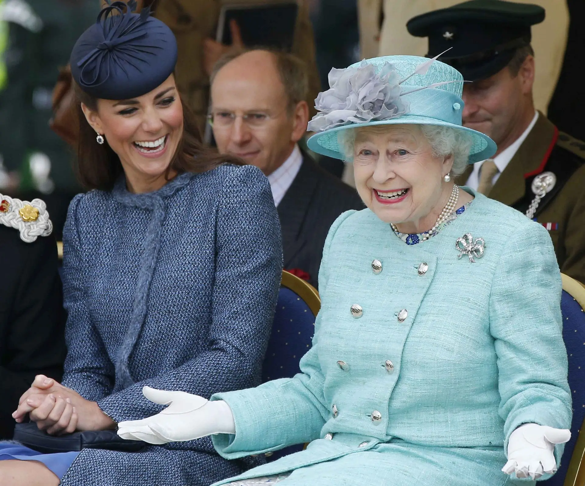 Isabel II não aprovou o casamento  "inaceitável" entre Kate e William