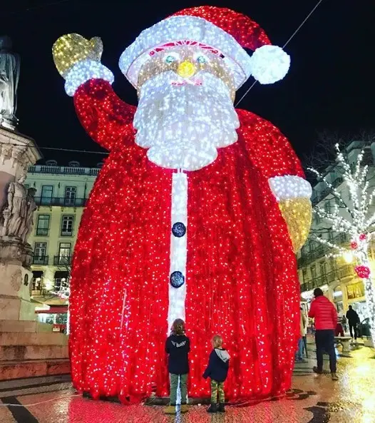 Daniela Ruah diverte-se com os filhos pelas ruas de Lisboa