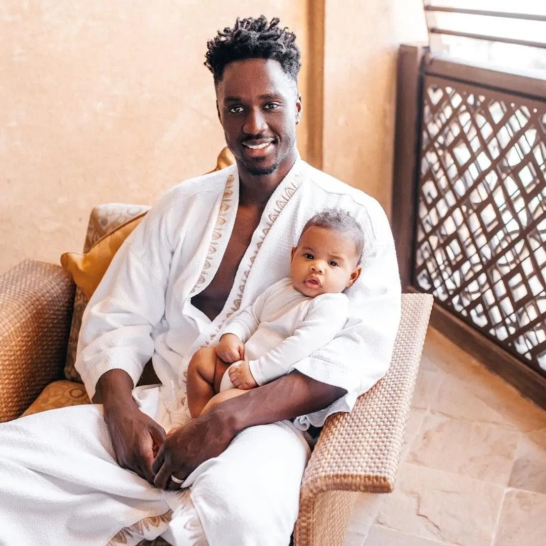 Mulher de Eder Lopes festeja com fotografia do jogador ao lado do filho