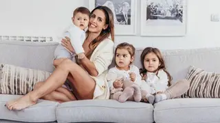 Filhas de Carolina Patrocínio vestidas de igual fazem sucesso na internet