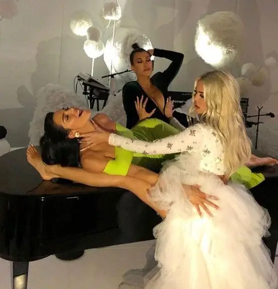 Veja como acabou a noite excêntrica de Natal das irmãs Kardashian