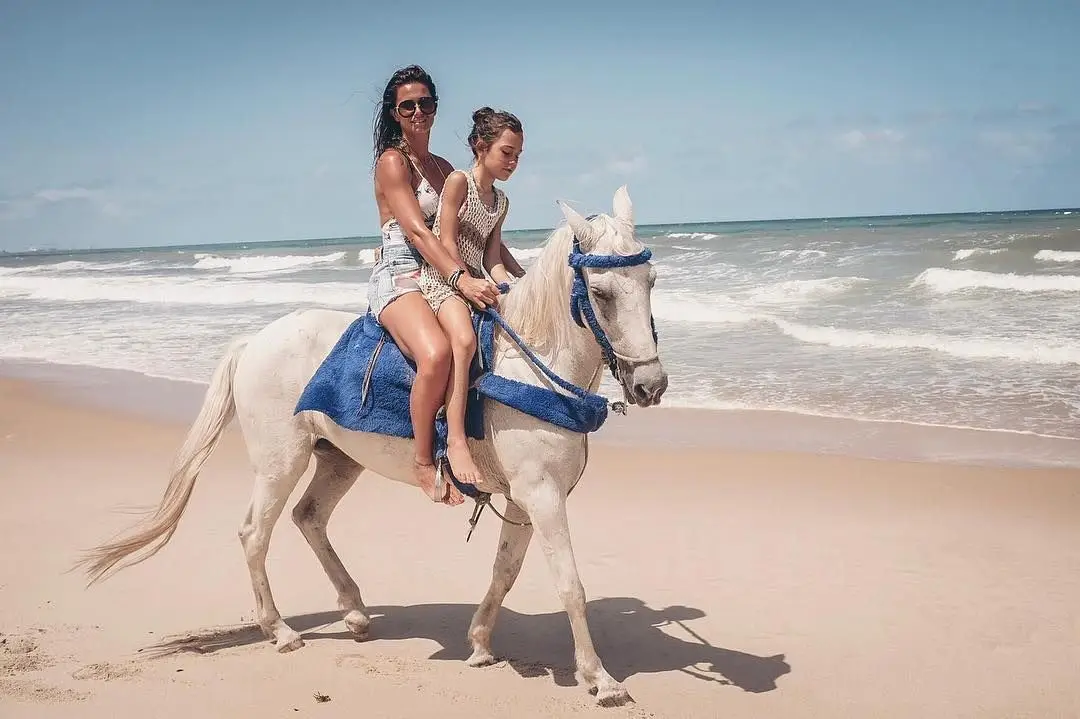 Esta é a fotografia em que mais bem vemos o rosto da filha de Cláudia Vieira