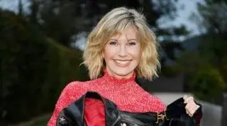 Olivia Newton-John nega estar à beira da morte