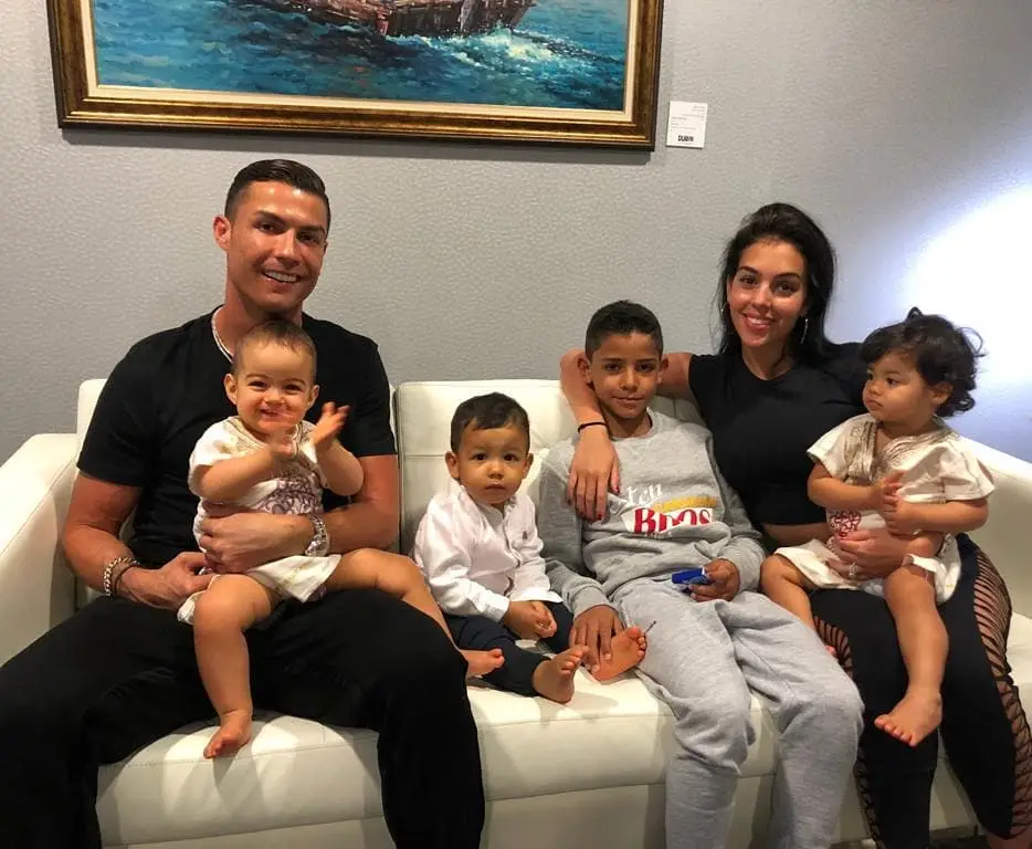 Cristiano Ronaldo mostra-se ao lado de Georgina e dos quatro filhos