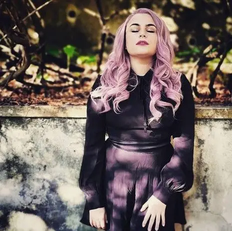 Ana Guiomar supreende ao surgir com o cabelo cor-de-rosa