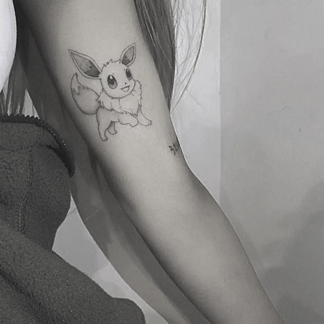 Ariana Grande tatua pokémon no braço depois de jogar 15 horas seguidas