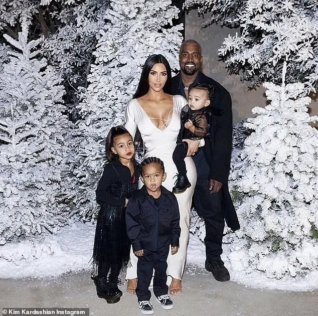 Kim Kardashian estava bêbada na festa de Natal quando revelou que ia ser mãe pela quarta vez