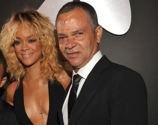 Rihanna processa o próprio pai