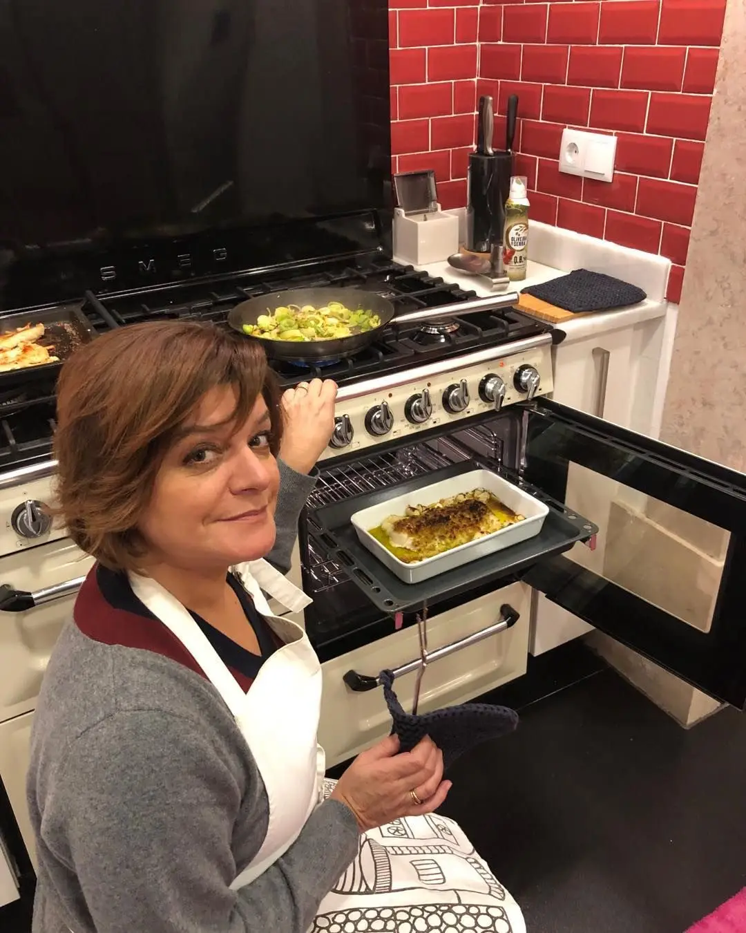 Júlia Pinheiro tem cozinha nova e mostra as receitas de sempre