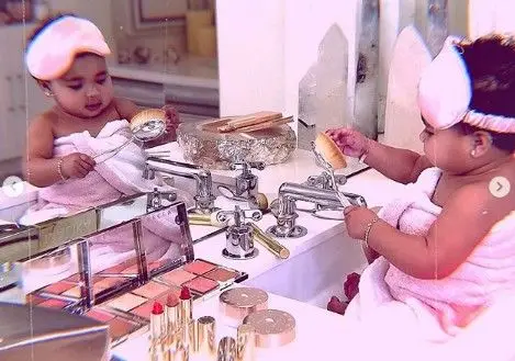 Khloé Kardashian mostra a filha bebé a 'maquilhar-se'
