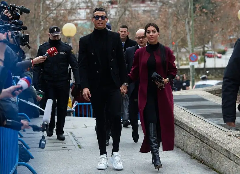 Sorridente, Georgina Rodríguez acompanha Cristiano Ronaldo ao tribunal