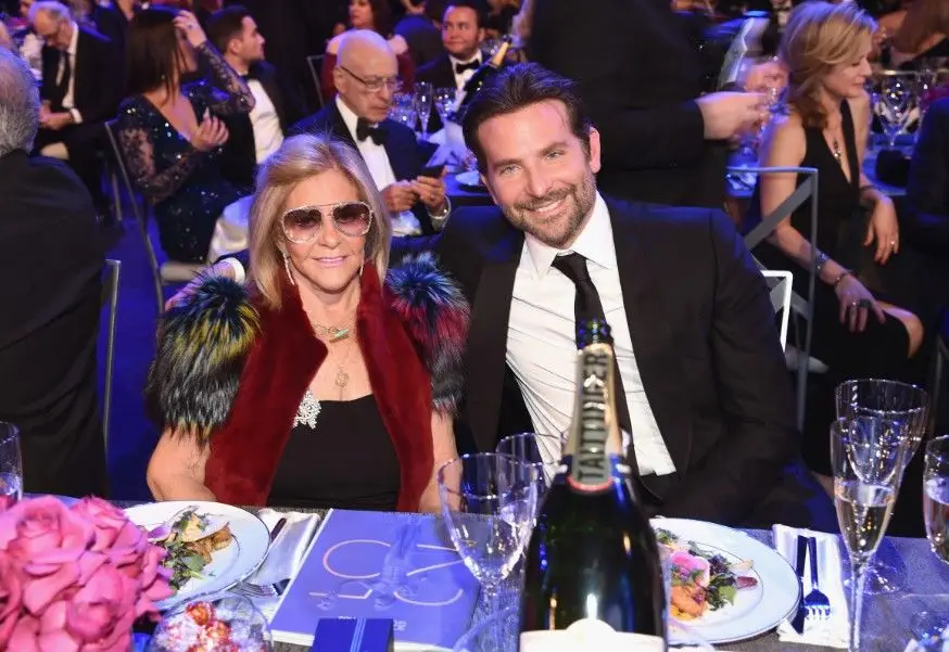 Sem Irina, Bradley Cooper leva a mãe à gala dos Screen Actors Guild Awards