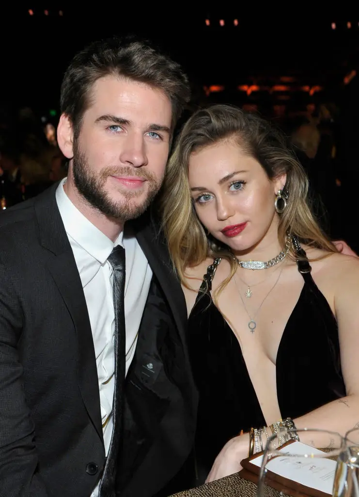 Miley Cyrus e Liam Hemsworth fazem a primeira aparição pública como marido e mulher