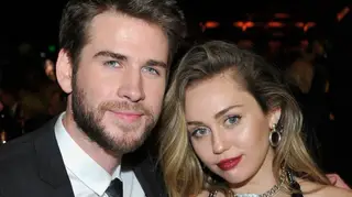 Miley Cyrus e Liam Hemsworth fazem a primeira aparição pública como marido e mulher