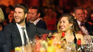 Vídeo: A reação impagável de Miley Cyrus aos elogios públicos de Liam Hemsworth