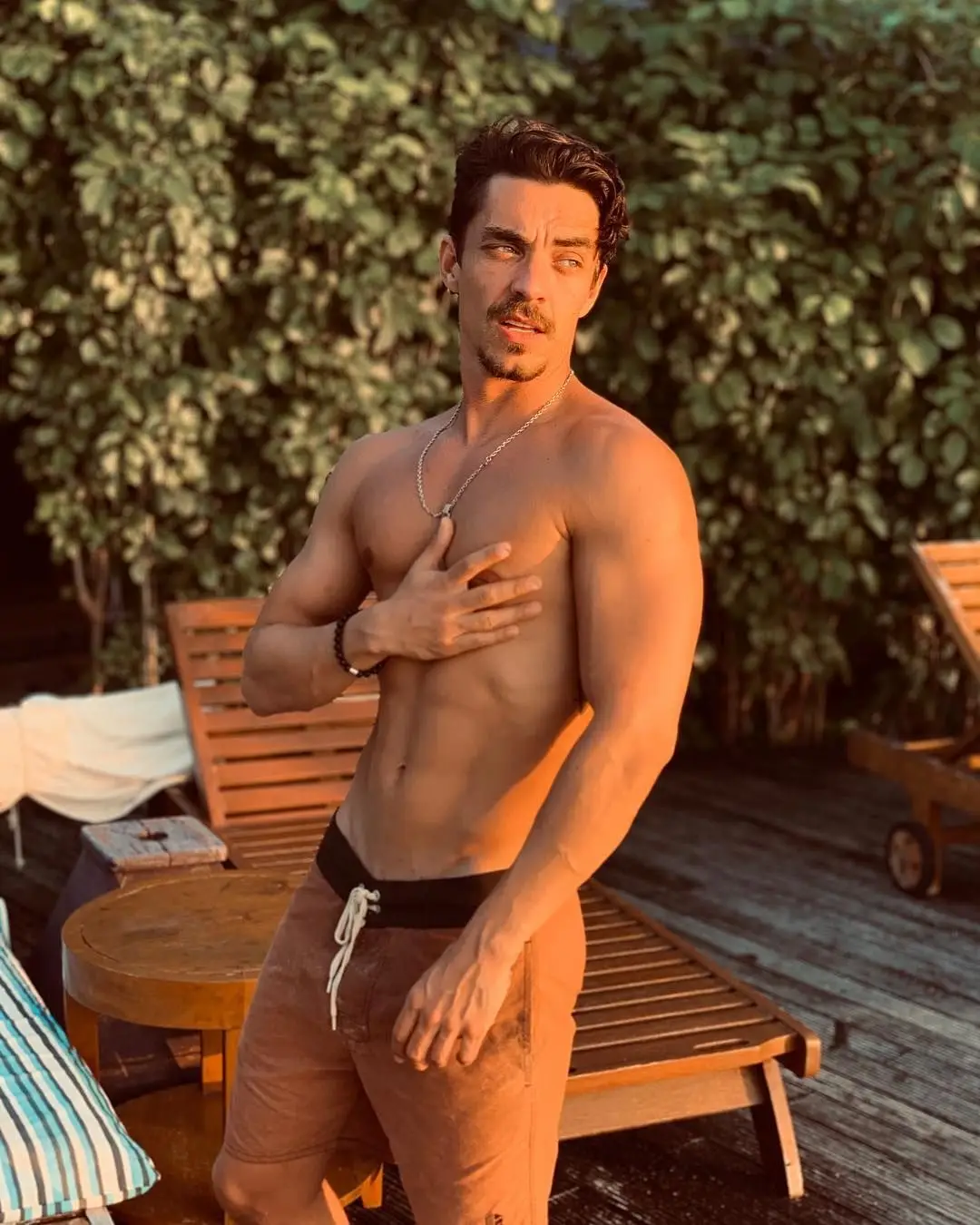José Mata exibe corpo de sonho em férias na Ásia