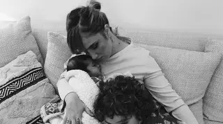 Carolina Deslandes canta para o filho mais novo uma música inspirada no marido